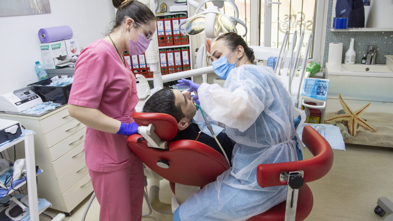 Stomatologie ieftină în România: servicii moderne la preț accesibil